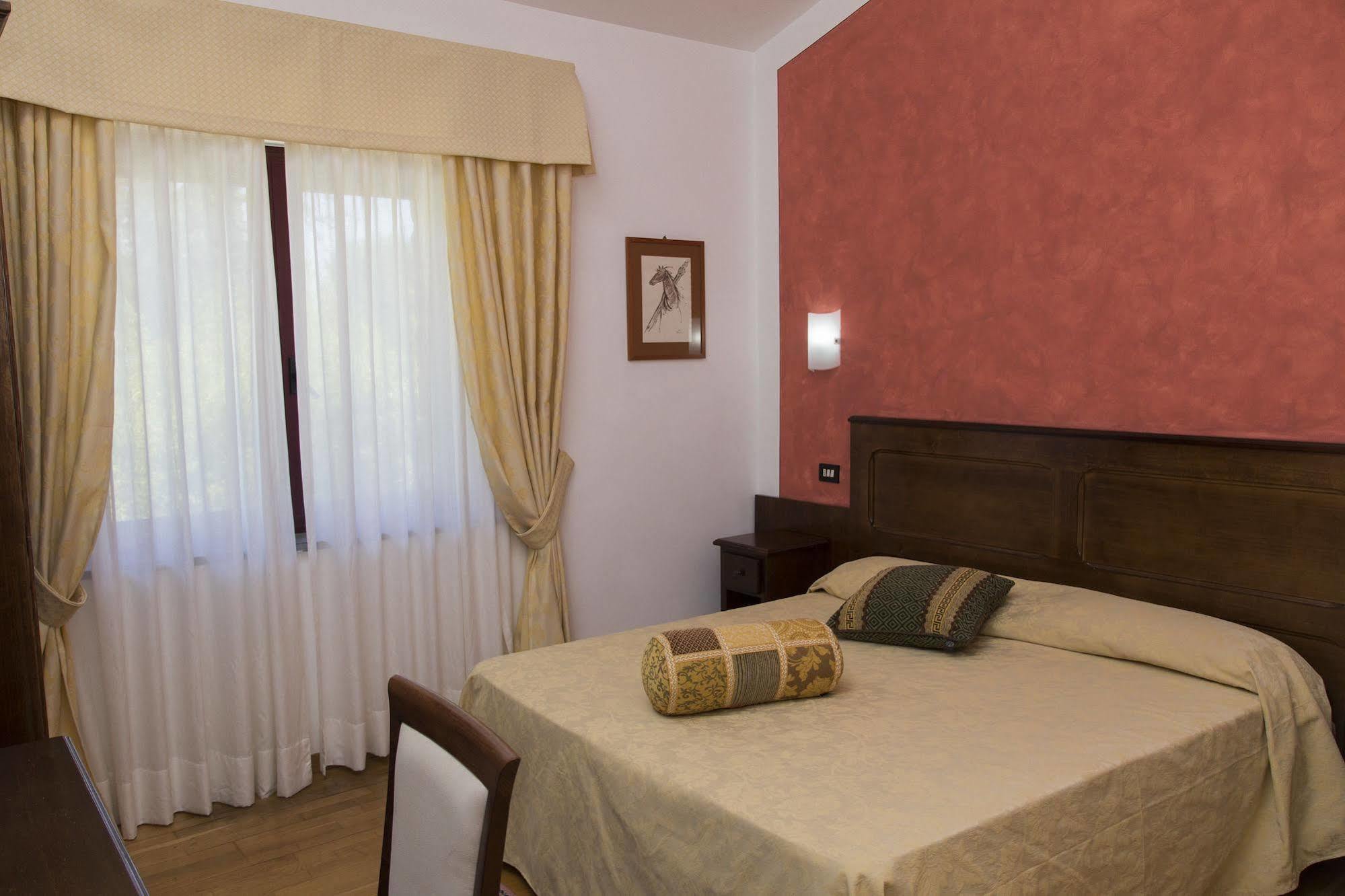 Hotel Ristorante Al Brunello Di Монтальчино Экстерьер фото